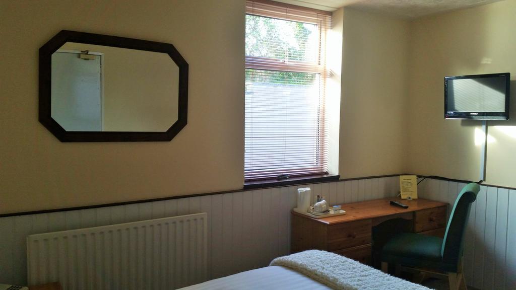 Halfway House Hotel Larne Zimmer foto