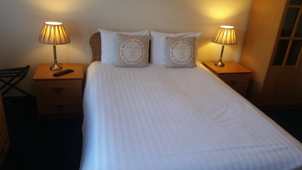 Halfway House Hotel Larne Zimmer foto