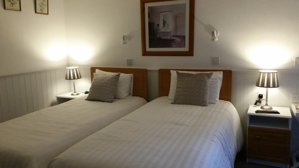 Halfway House Hotel Larne Zimmer foto