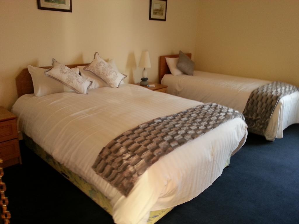 Halfway House Hotel Larne Zimmer foto